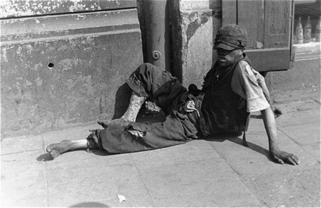 A starving jew on the streets of Warsaw